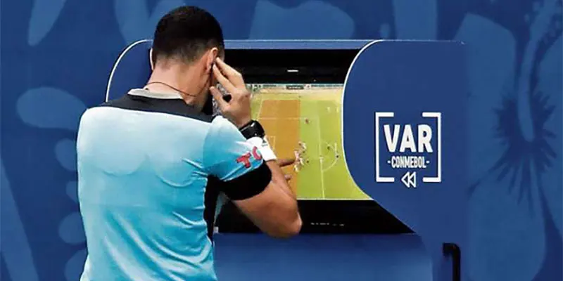 Khái niệm VAR là gì và sự hỗ trợ cần thiết cho những vị vua áo đen